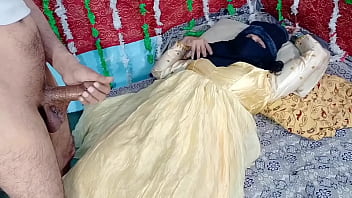 Indian bride in yellow dress enjoys intense sex with well-endowed partner in Xvideos India xxx video